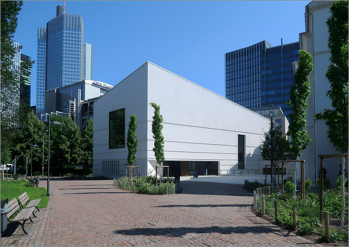 Jdisches Museum - 

... in Frankfurt am Main. Fertigstellung: 2020, Staab Architekten (Berlin)

Blick von Sden auf den Erweiterungsbau (Lichtbau) des Jdischen Museums.

21.07.2021 (M)