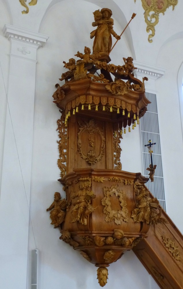 Kaiserstuhl, die prunkvolle Kanzel in der St.Katharina-Kirche, eine Arbeit des Kaisersthler Holzschnitzers und Bildhauers Franz Ludwig Wind, Juli 2013