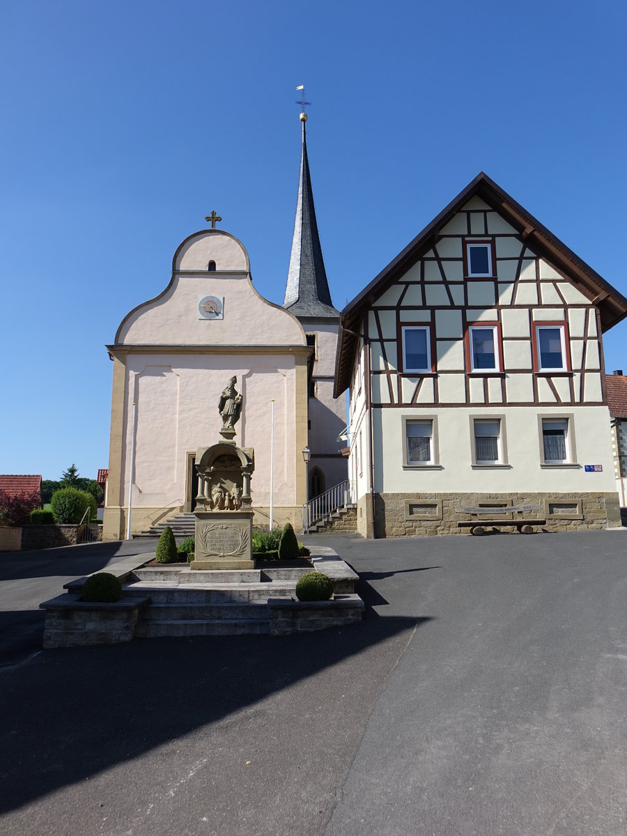 Kaisten, Pfarrkirche St. Vitus und Rathaus am Kirchberg, Kirche erbaut bis 1770 (27.05.2017)