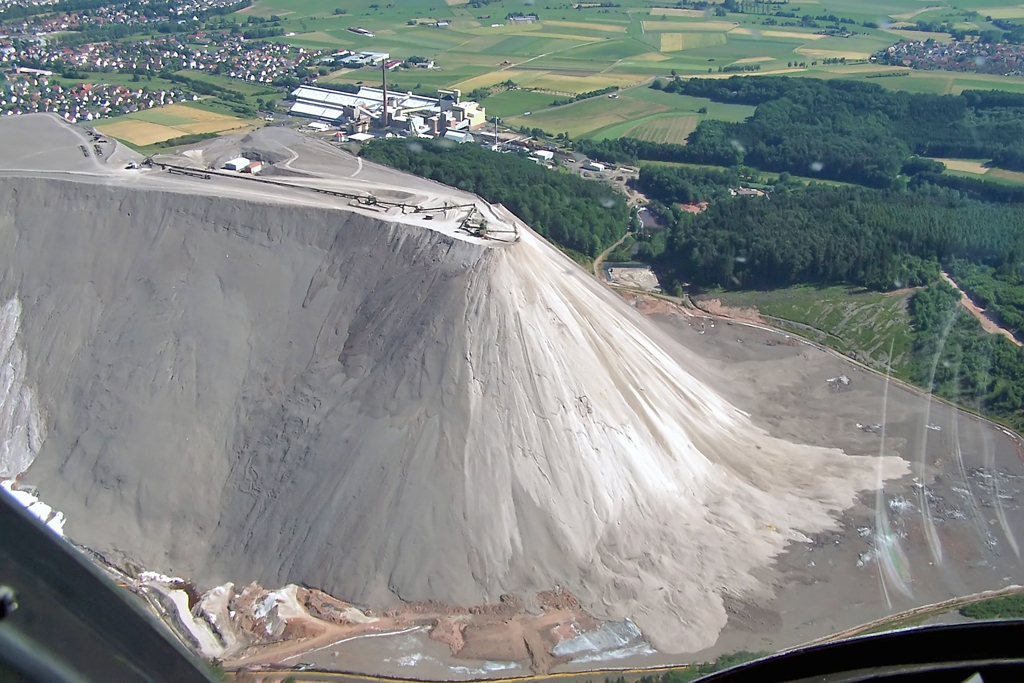 Kali-Abraumhalde (im Volksmund auch  Monte Kali  genannt) des Kalibergwerks Neuhof (zwischen Fulda und Schlchtern).  
Luftaufnahme vom Juni 2006