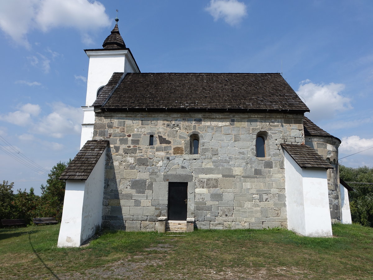 Kalinciakovo, romanische Kirche, erbaut im 12. Jahrhundert, im 19. Jahrhundert restauriert und mit Sttzpfeilern ausgestattet (27.08.2019)