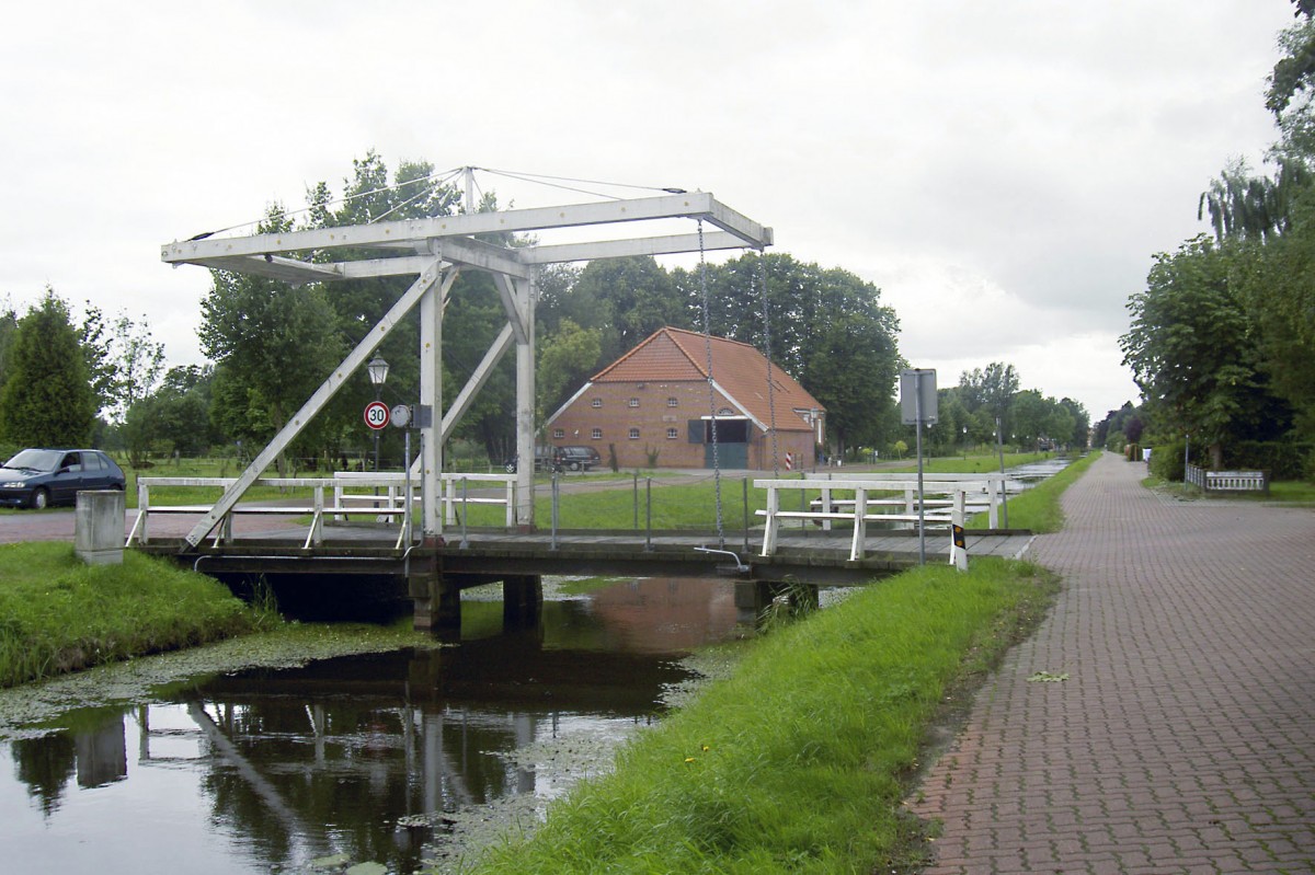 Kanal und Klappbrcke in Westgroefehn (Ostfriesland): Aufnahme: August 2005.