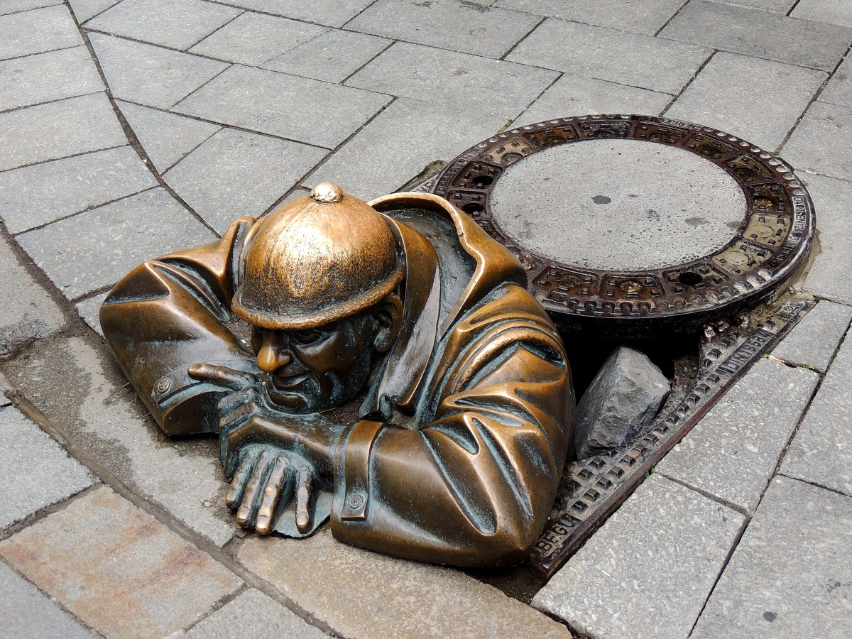 Kanalgucker, bzw. Man at Work ist in der Innenstadt von BRATISLAVA anzutreffen; 130828