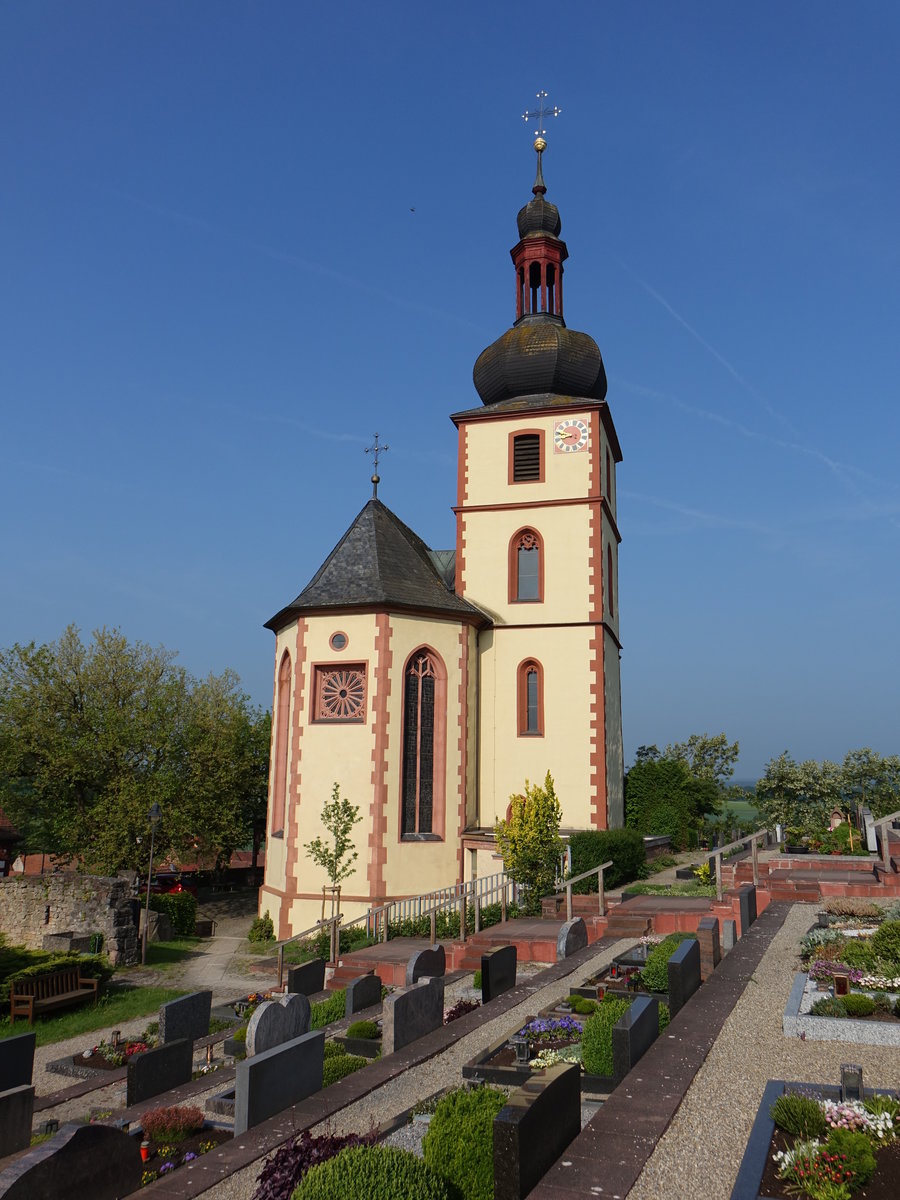 Karbach, kath. Pfarrkirche St. Vitus, Saalkirche mit Satteldach und eingezogenem Dreiseitchor, erbaut im 15. Jahrhundert (12.05.2018)