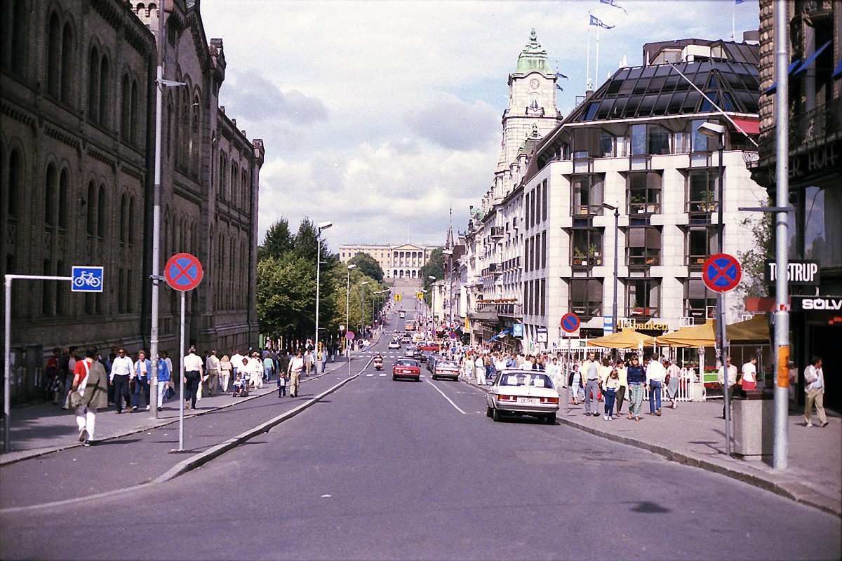 Karl Johanns Gate i Oslo - im Hintergrund das Knigsschlo. Aufnahme: Juli 1985 (digitalisiertes Negativfoto).