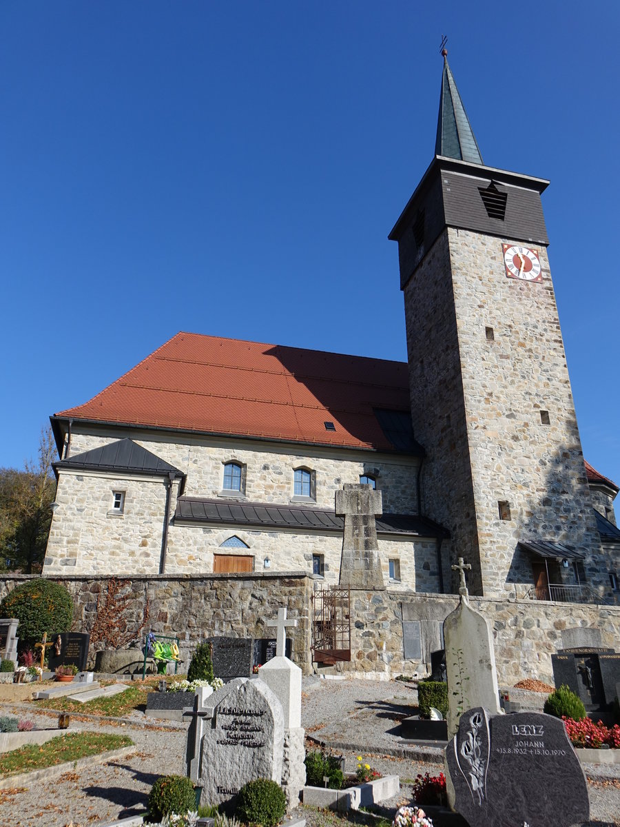 Karlsbach, kath. Pfarrkirche St. Josef, erbaut 1922 durch den Architekten E. Finsterwalder (22.10.2018)