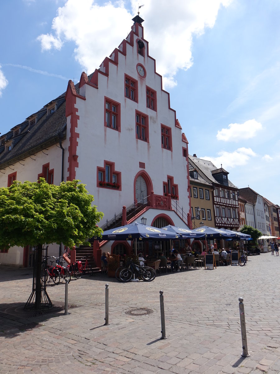 Karlstadt, historisches Rathaus am Marktplatz, freistehender zweigeschossiger Bau ber rechteckigem Grundriss mit Satteldach und Treppengiebeln, gotisch erbaut 1422 (26.05.2018)