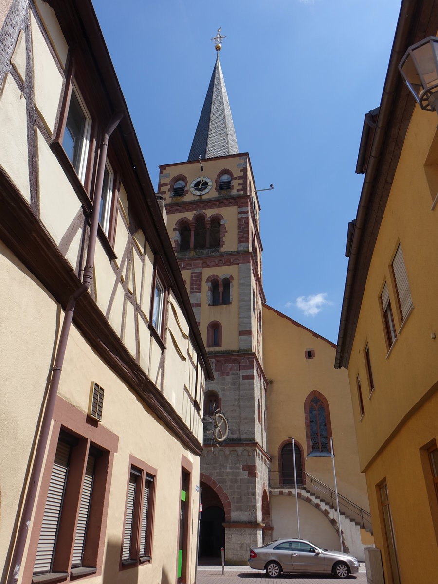Karlstadt, katholische Stadtpfarrkirche St. Andreas, sptromanischer Turm mit Westportal 1. Hlfte 13. Jahrhundert, sptgotisches Langhaus erbaut von 1481 bis 1531 (26.05.2018)