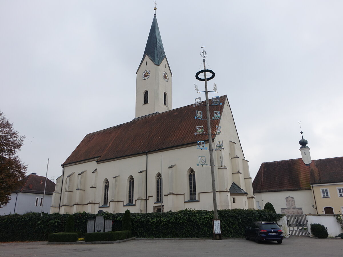 Karpfham, Pfarrkirche Maria Himmelfahrt, erbaut von 1453 bis 1476 (20.10.2018)