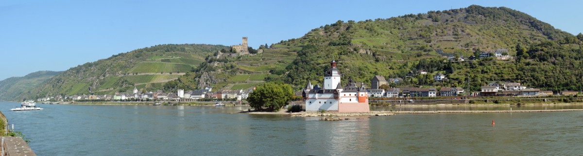 Kaub - Panorama mit Festung Pfalz Grafenstein im Rhein und Burg Gutenfels ber der Stadt - 17.09.2014