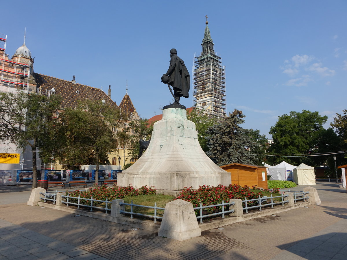 Kecskemet, Kossuth Denkmal am Lajos Kossuth Ter, dahinter der Kirchturm der groen Kirche (25.08.2019)