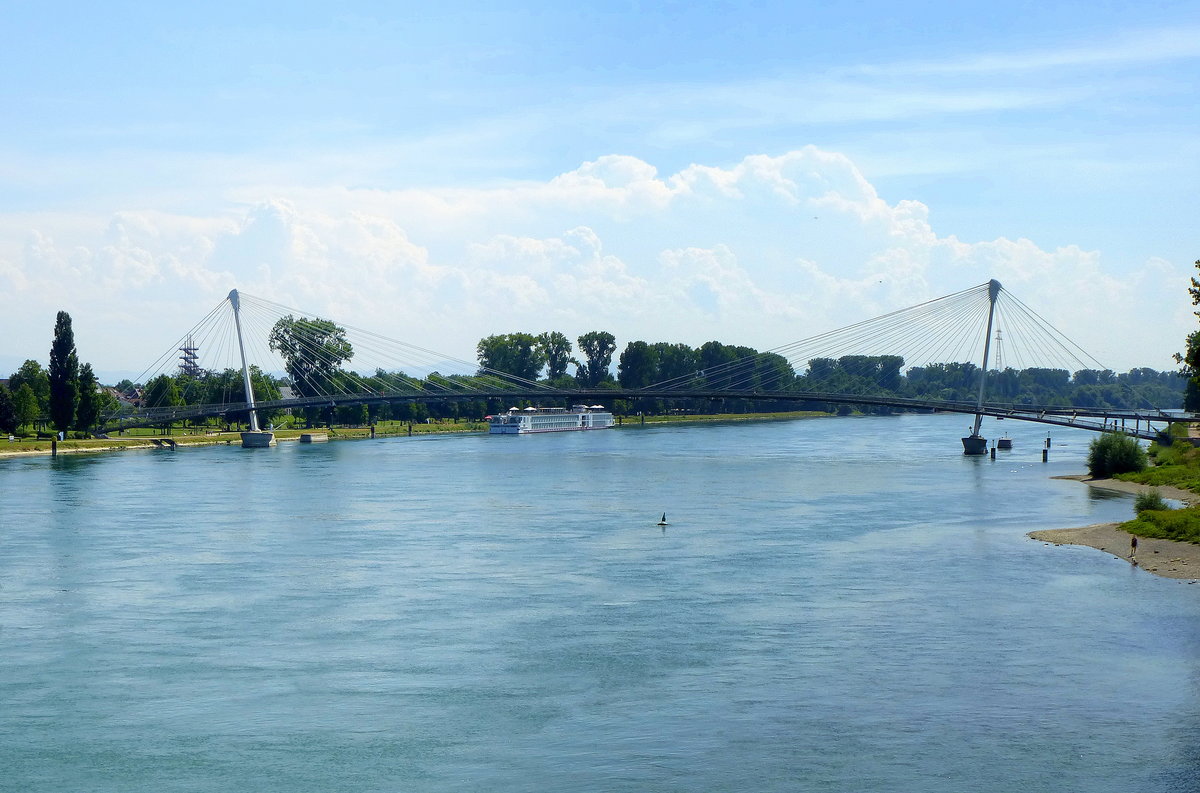 Kehl, Blick von der Europabrcke ber den Rhein zur Fugngerbrcke die 2004 zur Landesgartenschau errichtet wurde, Aug.2016