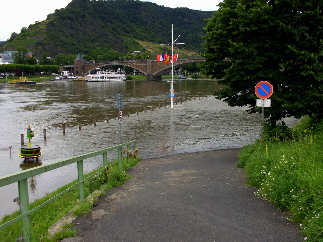 Kein Durchkommen: Der Fu- und Fahrradweg bzw. ein kleiner Bootsanleger nahe der Alten Moselbrcke in Cochem wurde von der Mosel bersplt. [Ende Juni 2016]
