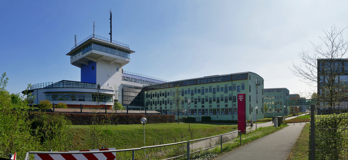 Kein Flugplatz-Tower, sondern  ein Teil der Telekomanlage in Bonn-Beuel - 09.04.2017