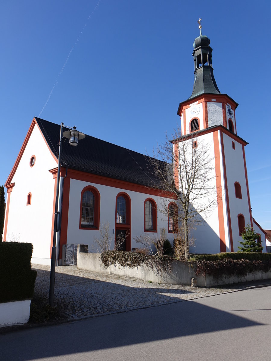Kemnathen, katholische Pfarrkirche St. Walburga, Saalbau mit ehemaligem Chorturm als Flankenturm, abgewalmtem Satteldach und Zwiebelhaube, Ostturm romanisch, erbaut von 1632 bis 1633 (26.03.2017)