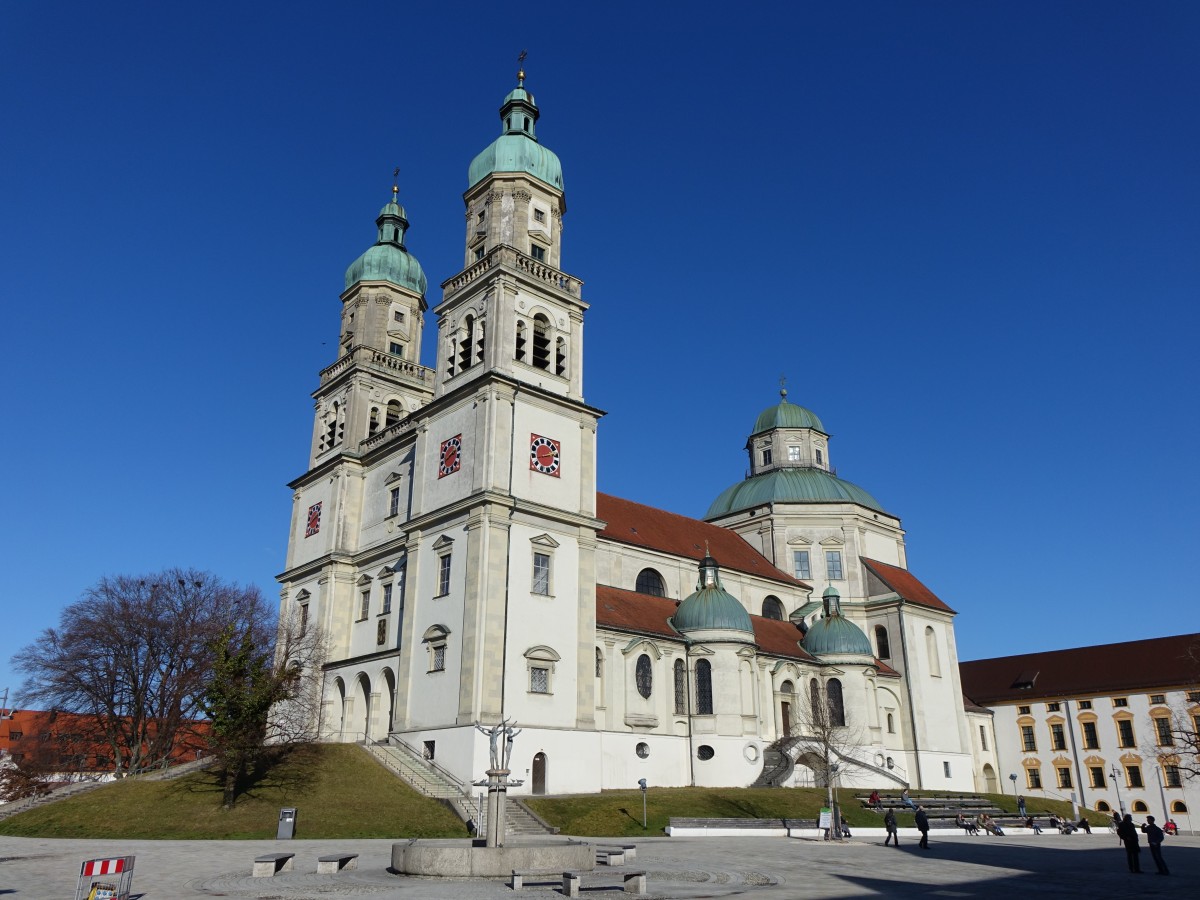 Kempten, Stiftsbasilika St. Lorenz, oktogonaler Chor mit Kuppel und angefgtem basilikalem Langhaus mit Doppelturmfassade, erbaut ab 1652 durch Michael Beer, Weiterbau von 1654 bis 1670 durch Johann Serro, Trme ausgebaut 1900 durch Hugo von Hfl (29.01.2016)