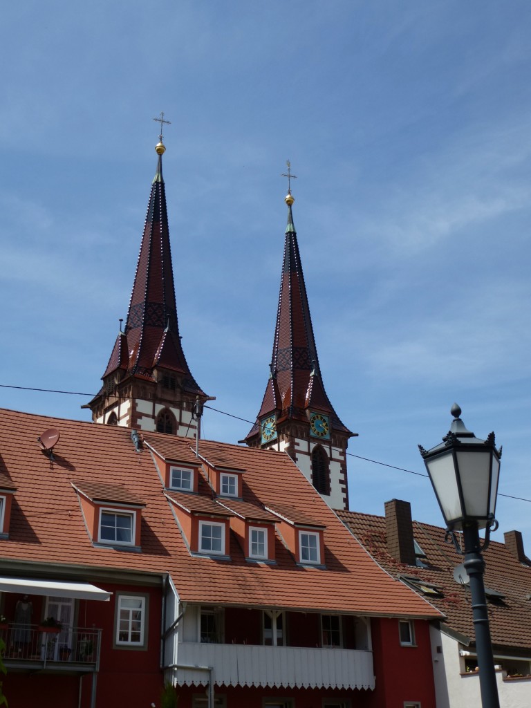 Kenzingen, Blick auf die kunstvoll gedeckten Doppeltrme der Stadtkirche St.Laurentius, Juni 2013