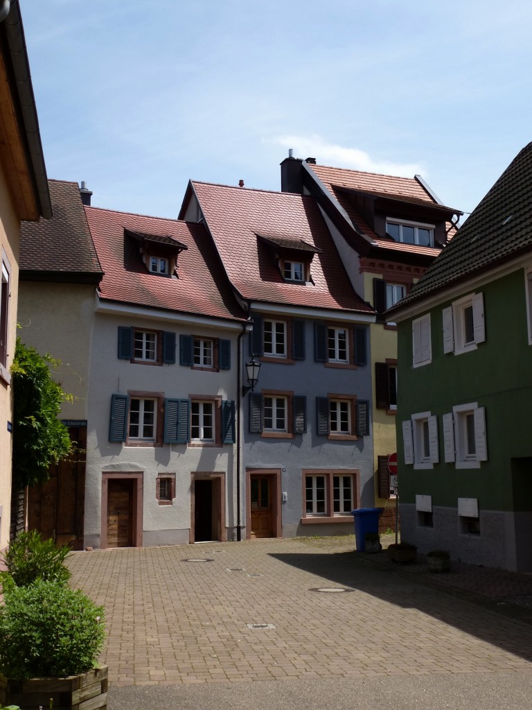 Kenzingen, Blick in die Schwalbenstrae mit Wohnbauten aus dem 18. und 19.Jahrhundert, Juni 2013