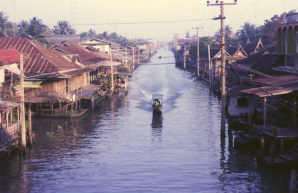 Khlong Damnoen Saduak in Ratchaburi, Thailand. Aufnahme: Februar 1989 (Bild vom Dia).