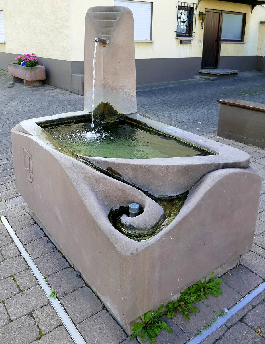 Kiechlinsbergen, 2009 aufgestellter Brunnen an der Ecke Herrenstrae-Winterstrae, Sept.2022