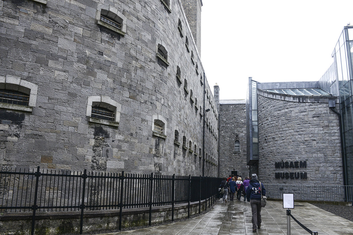 Kilmainham Gaol  ist ein ehemaliges Gefngnis im Dubliner Stadtteil Kilmainham. In der Geschichte Irlands spielte es eine bedeutende Rolle, da viele irische Rebellenfhrer und nationalistische Politiker im Kilmainham Gaol inhaftiert waren und mehrere von ihnen hier hingerichtet wurden. 
Aufnahme: 11. Mai 2018.