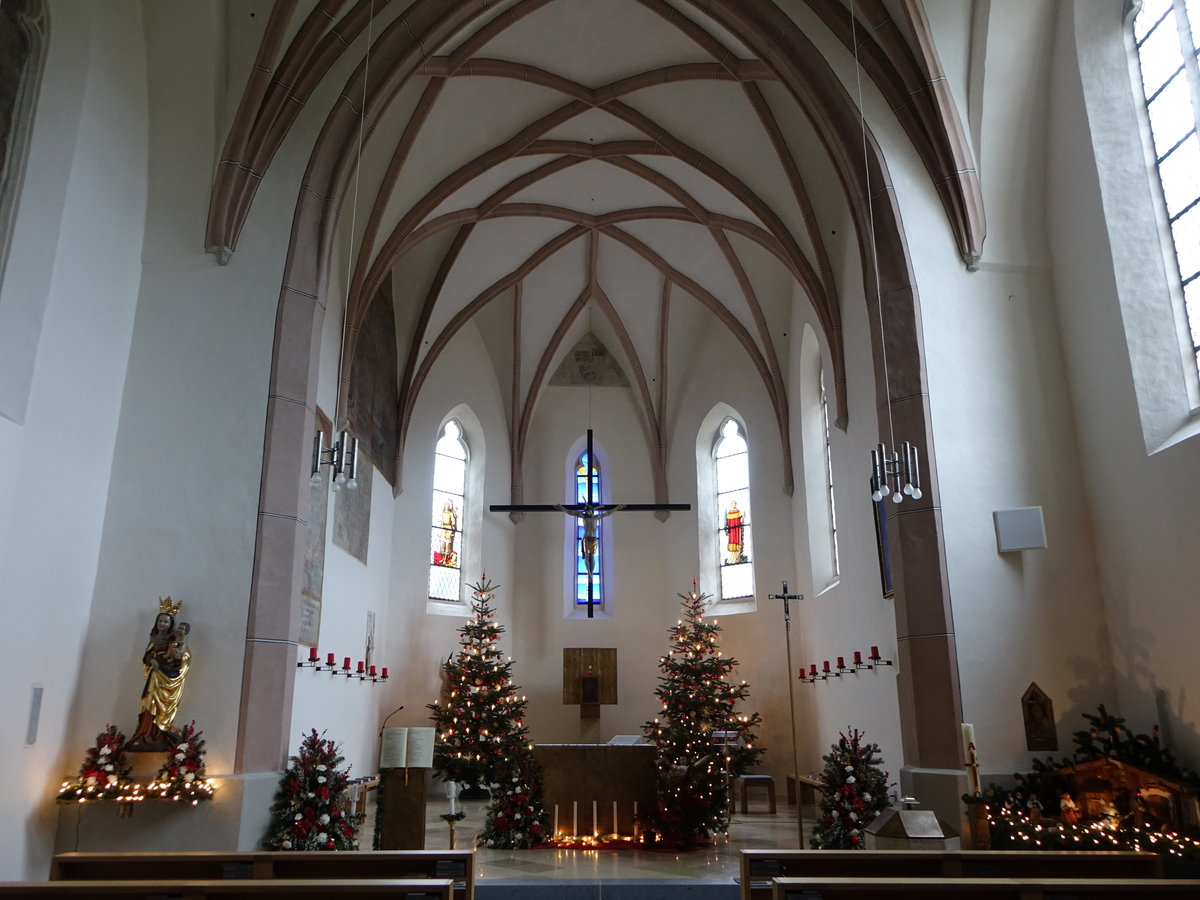 Kirchberg, gotischer Innenraum mit Netzrippengewlbe in der St. Michael Kirche (25.12.2016)
