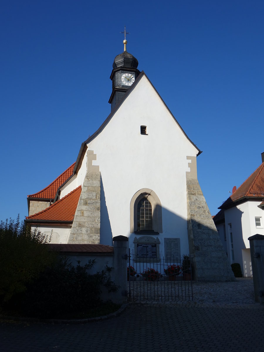 Kirchenbirkig, kath. Pfarrkirche St. Johannes der Tufer, Saalbau mit eingezogenem Chor und Dachreiter, erbaut im 15. Jahrhundert, erweitert 1936 (13.10.2018)