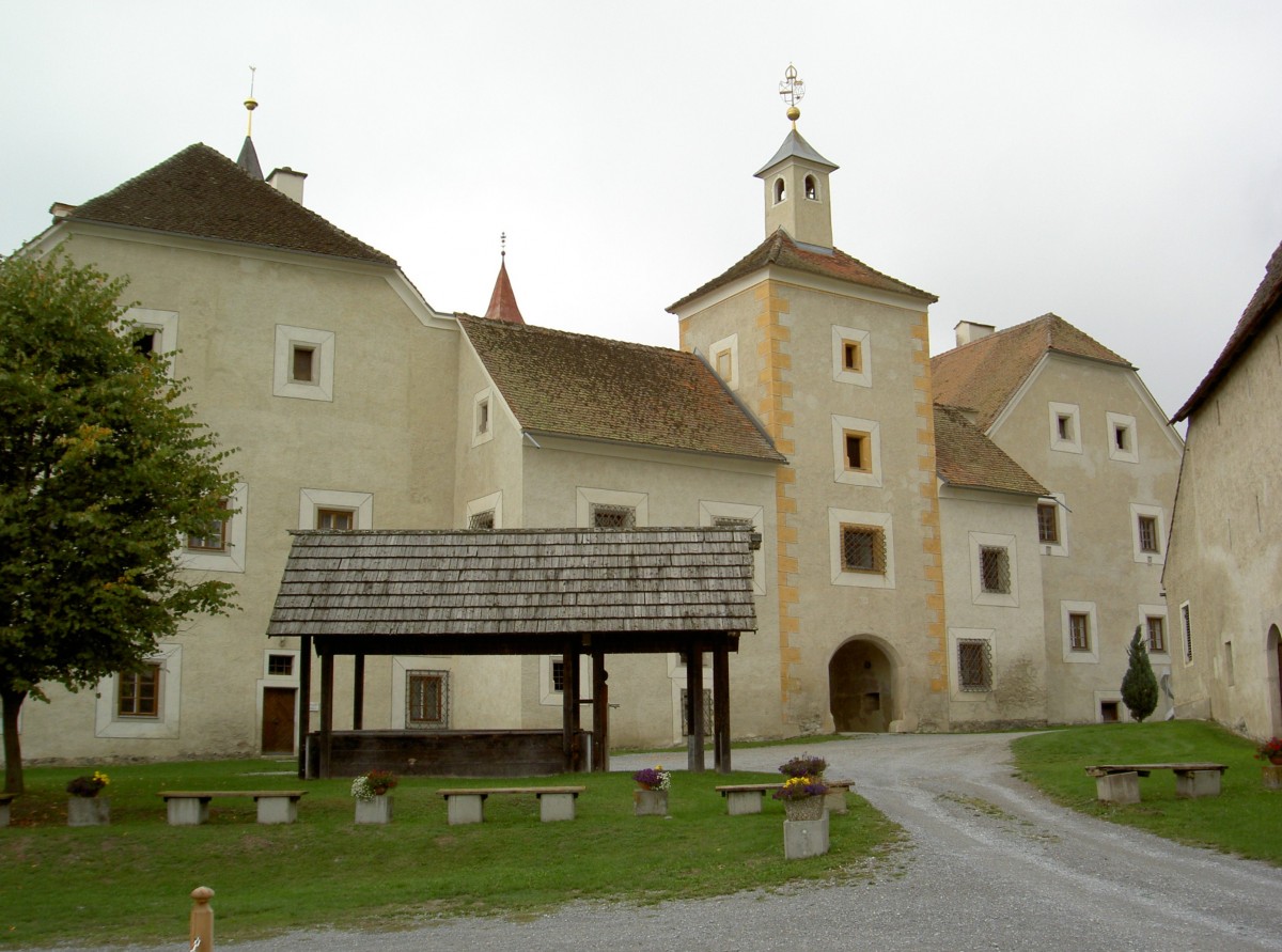 Kirchenfestung Mariahof, erbaut im 11. Jahrhundert mit Kapelle St. Nikolaus und Pfarrkirche St. Maria, teilweise sptgotische Umgestaltung 1511, Bezirk Murau  (01.10.2013)