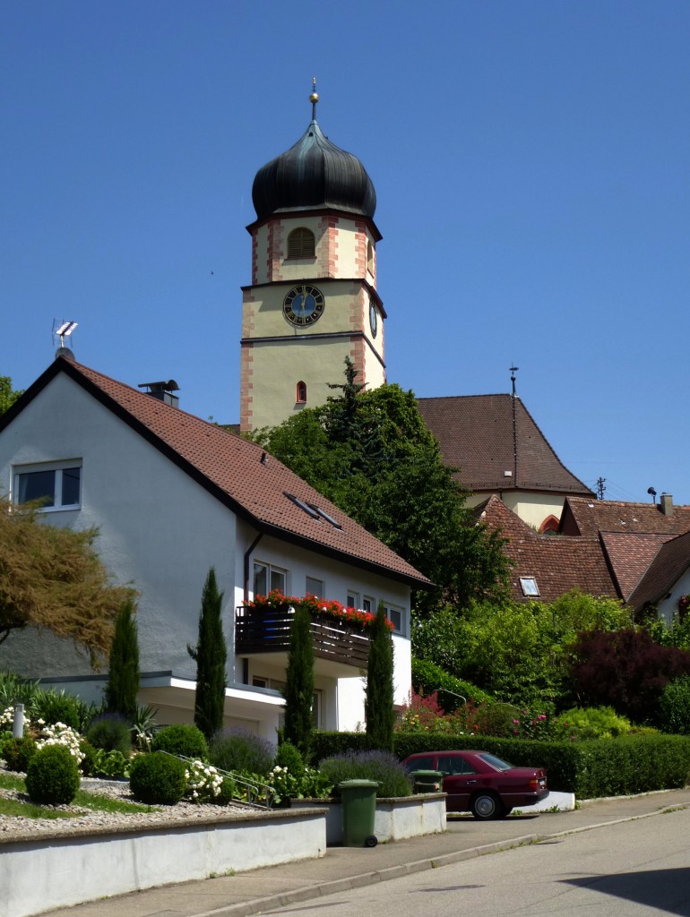 Kirchhofen im Markgrflerland, Blick zur Kirche St.Mari Himmelfahrt, Juni 2013