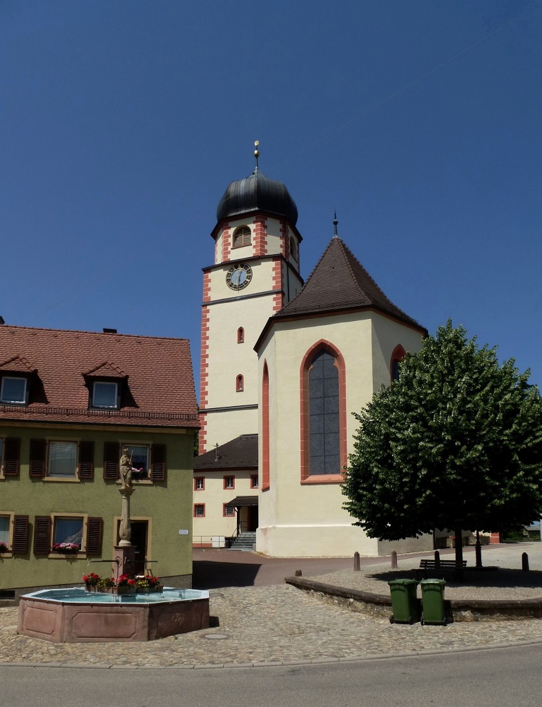 Kirchhofen, die Pfarr-und Wallfahrtskirche St.Mari Himmelfahrt, Anfang des 16.Jahrhunderts erbaut, Juni 2013