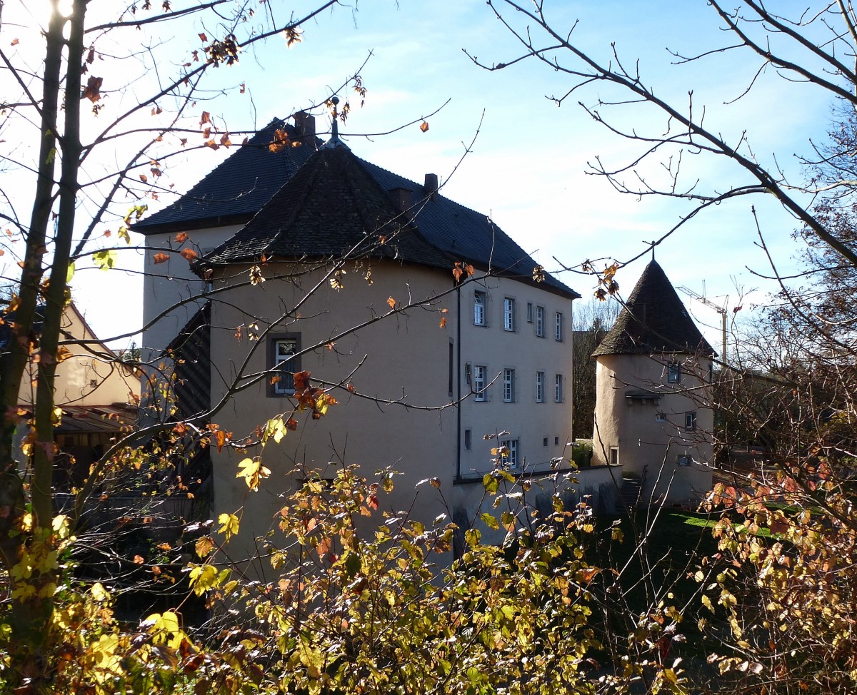 Kirchhofen, die Westfassade des ehemaligen Wasserschloes mit zwei Ecktrmen, Nov.2015