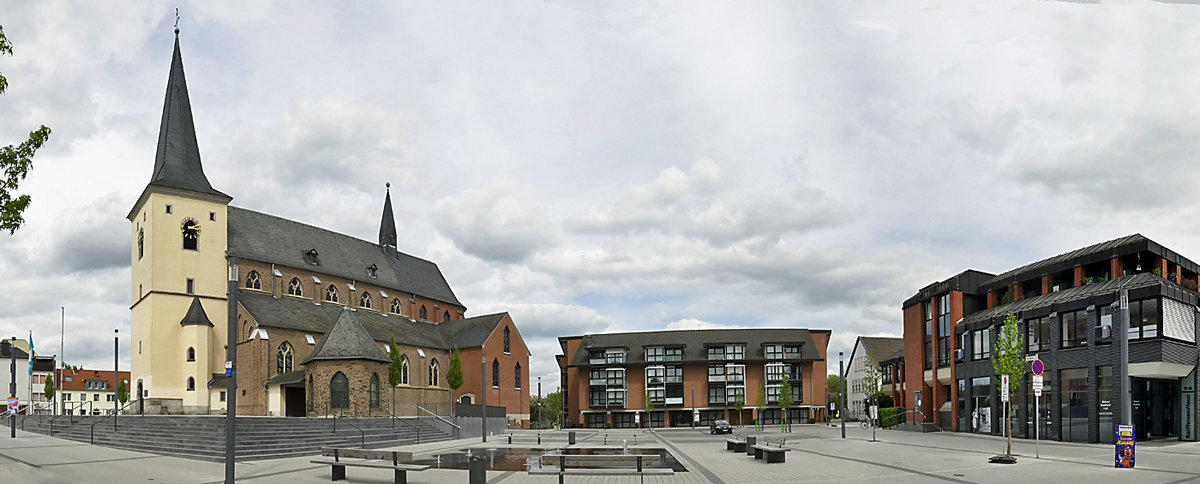 Kirchplatz in Meckenheim mit Geschftshusern und der Kirche  St. Johannes der Tufer  - 28.04.2018