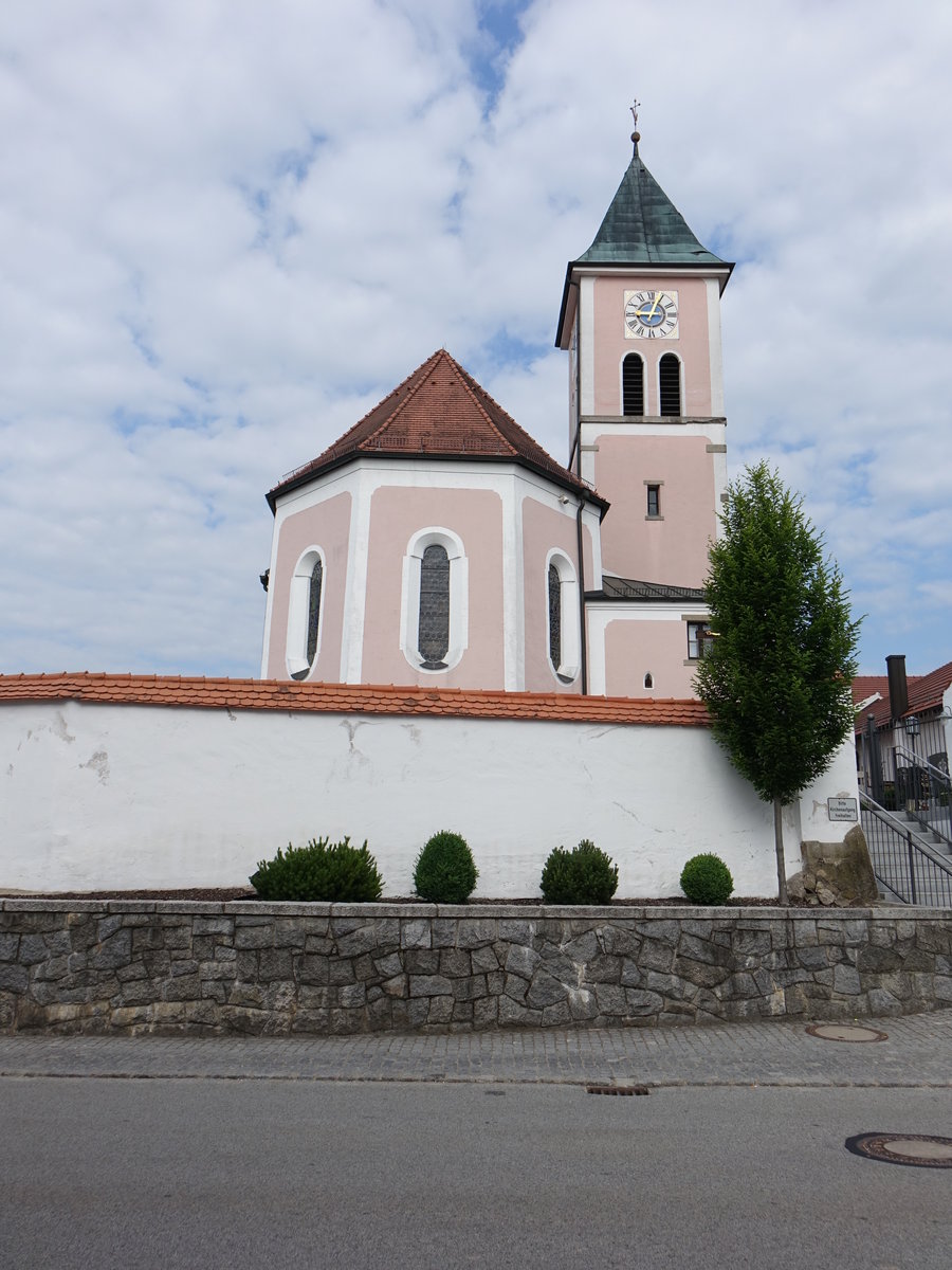 Kirchroth, kath. Pfarrkirche St. Vitus, Turmunterbau gotisch, Kirche erbaut Mitte des 17. Jahrhundert (02.06.2017)