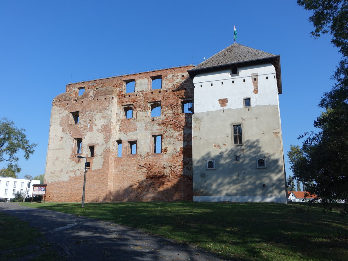 Kisvarda, Burgruine, erbaut im 15. Jahrhundert durch den Ital. Baumeister Niccolo Angelini, heute Freilichttheater (07.09.2018)