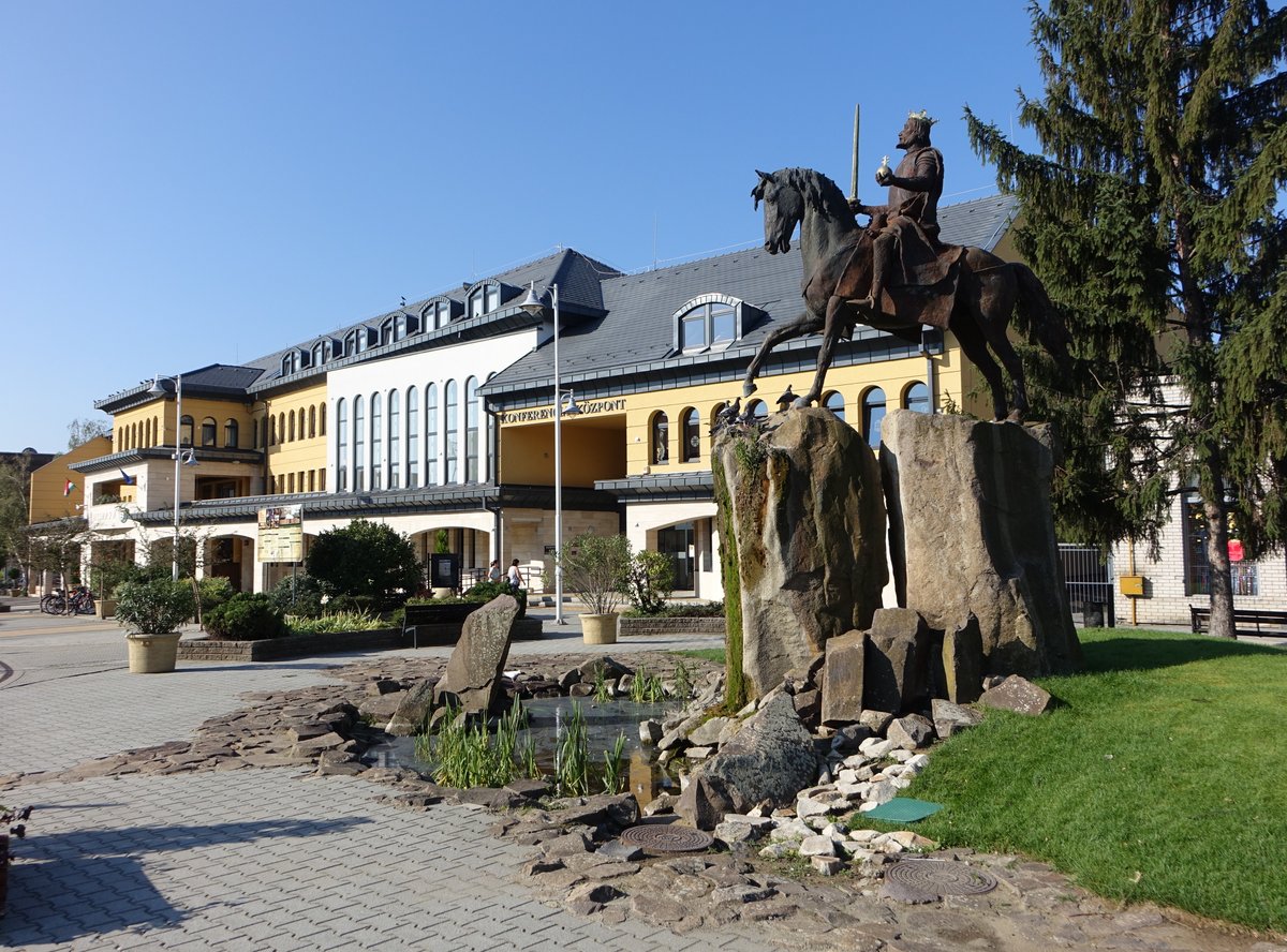 Kisvarda, St. Laszlo Denkmal und Rathaus in der Szent Laszlo Utca (07.09.2018)