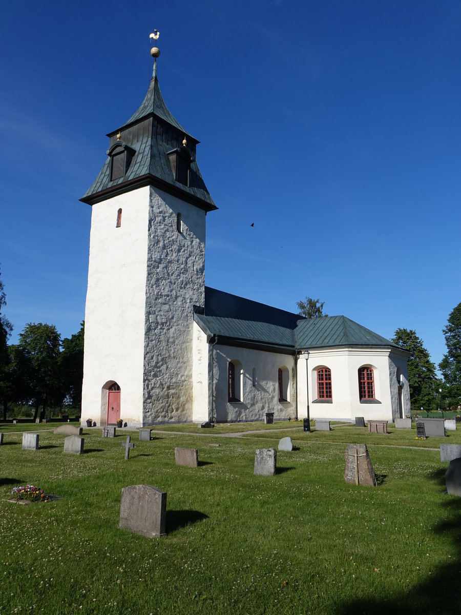 Kjula, Ev. Kirche, erbaut im 11. Jahrhundert, Kreuzarme von 1798, Sakristei von 1875
(14.06.2016) 