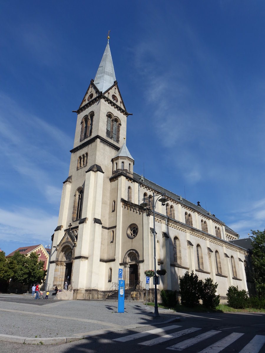 Kladno / Kladen, Pfarrkirche Maria Himmelfahrt, neuromanische dreischiffige Basilika, erbaut im 19. Jahrhundert durch den Architekten Louis Lbler (28.06.2020)