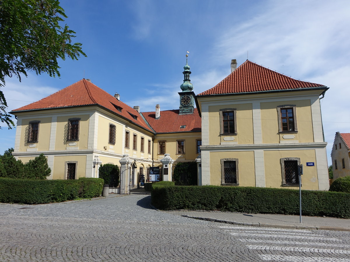 Kladno / Kladen, Renaissanceschlo, erbaut von 1738 bis 1740 durch Kilian Ignaz Dientzenhofer. Das Schloss beherbergt die Stdtische Schlossgalerie und das Heimatmuseum Kladno (28.06.2020)