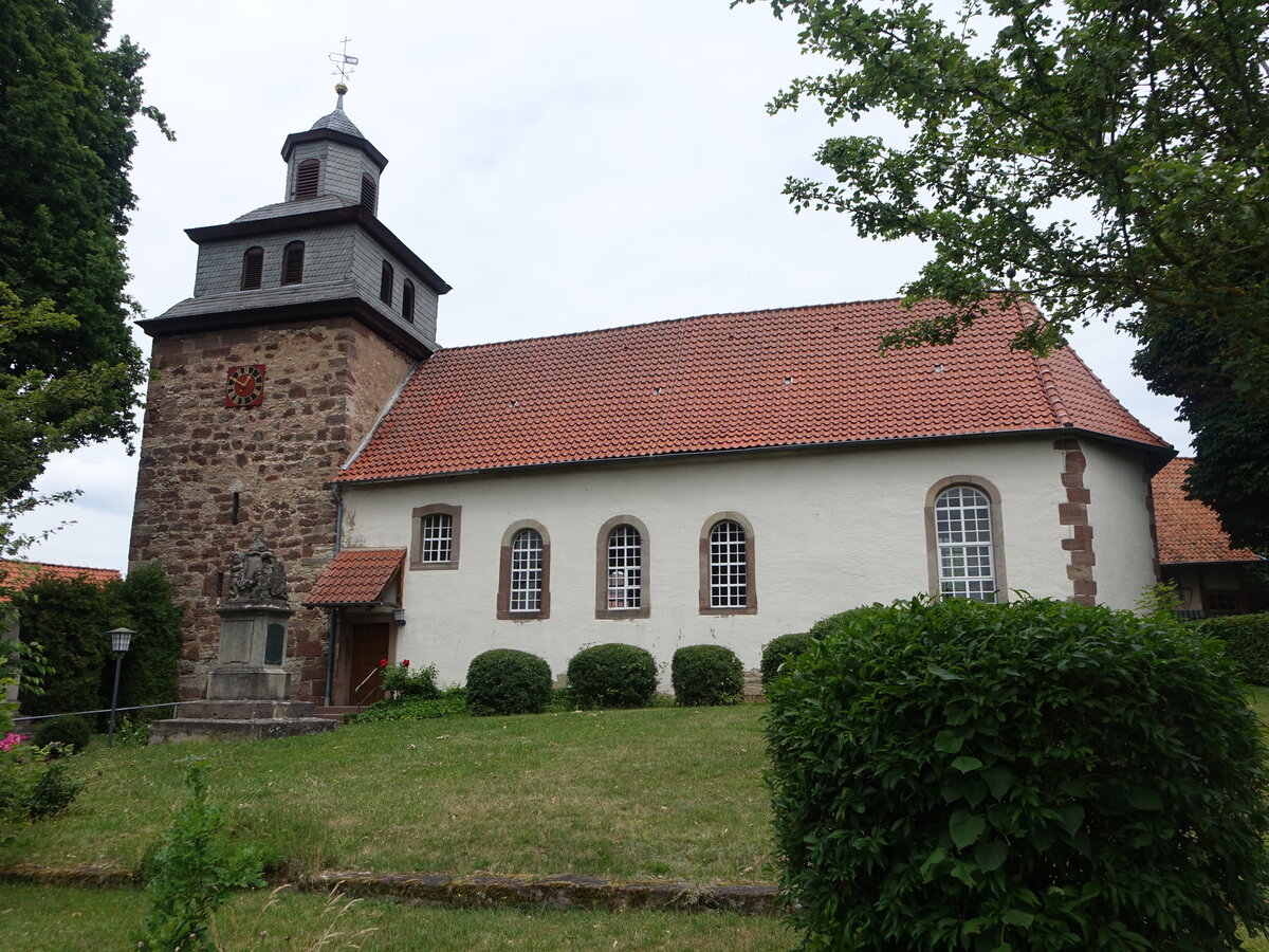 Klein Lengden, evangelische St. Johannes der Tufer, mittelalterliche verputzte Saalkirche, Langhaus erweitert 1722 (29.06.2023)