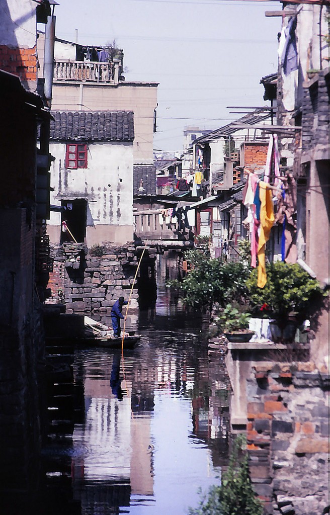 Kleiner Seitenkanal (ein Abzweig des Kaiserkanals) in Suzhou - Venedig des Ostens. Aufnahme: April 1989 (Bild vom Dia).