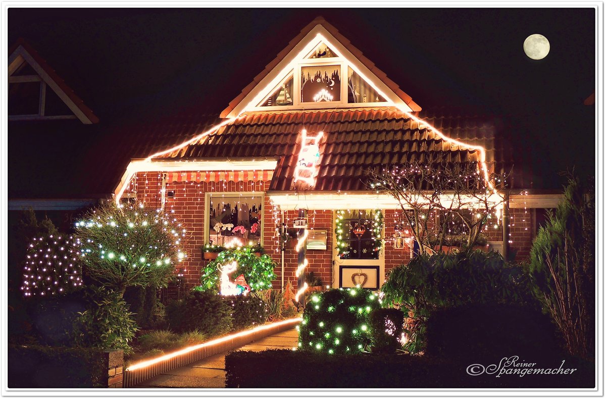 Kleines Weihnachtshaus in Scheeel, Kreis Rotenburg/Wmme. Hier hat sich jemand Mhe gegeben, sicher auch gerade zur Freude der Kinder. Foto wurde aufgenommen, einen Tag vor Heilig Abend 2012.