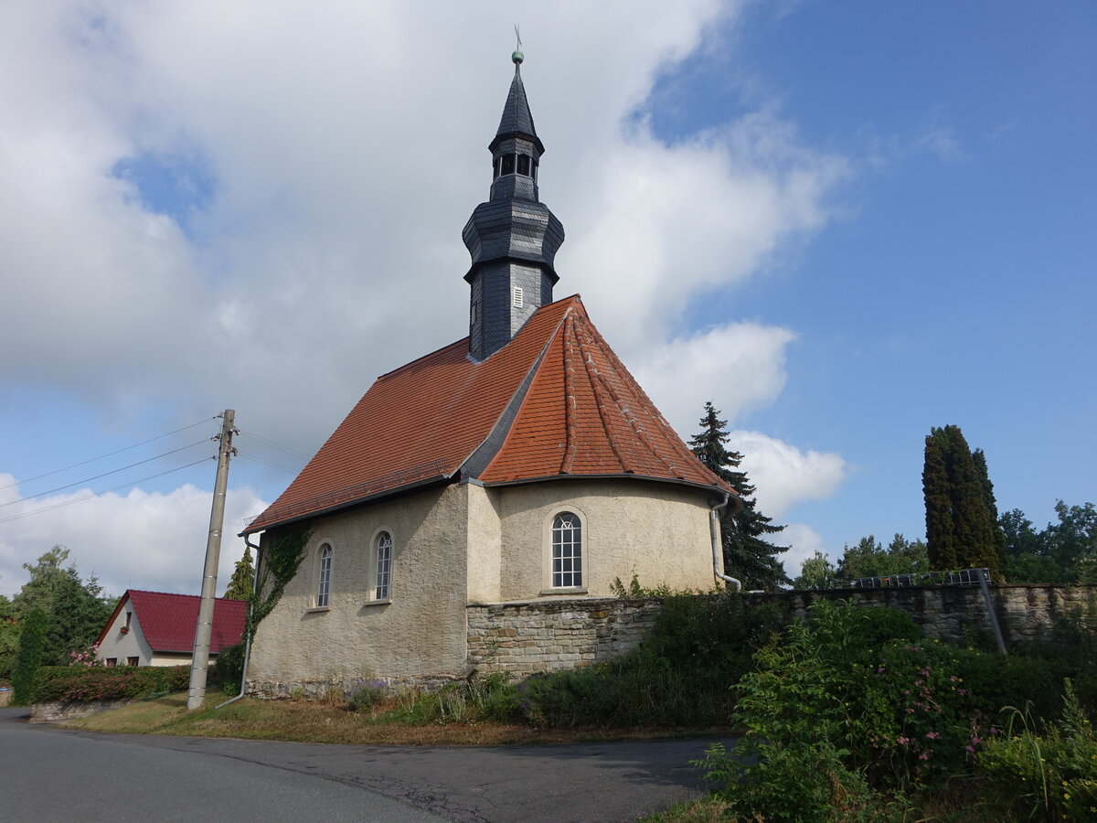 Kleinprthen, evangelische Kirche, romanische Saalkirche mit halbkreisfrmiger Apsis und einem barocken Dachreiter (24.06.2023)