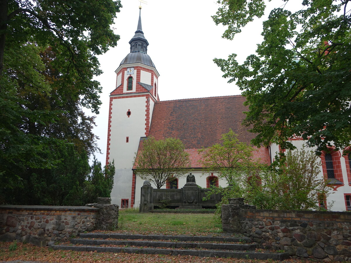 Klettwitz, evangelische Kirche, erbaut ab 1370. Im Jahr 1774 wurde die Kirche im barocken Stil umgebaut, erweitert von 1905 bis 1907 (18.09.2021)