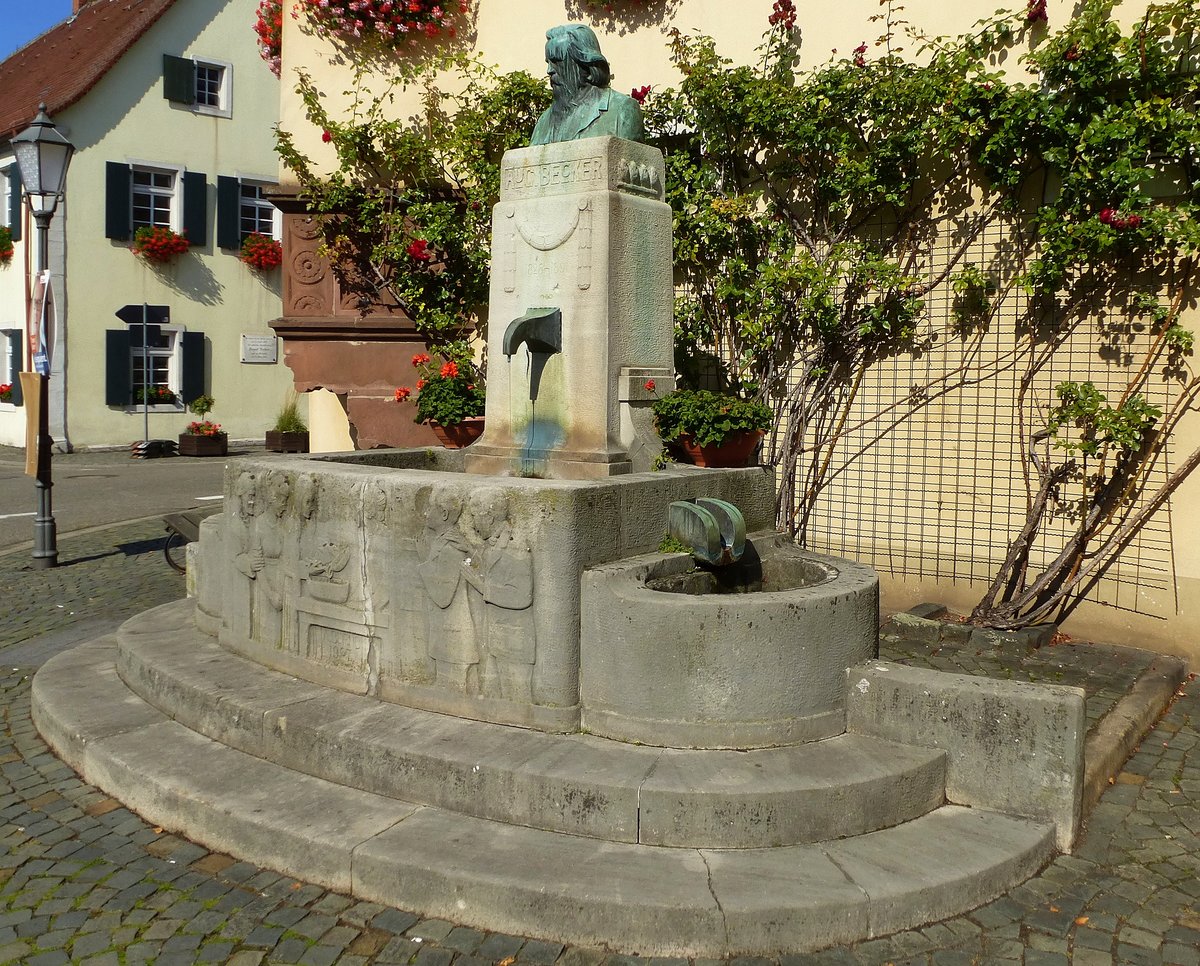 Klingenmnster, Brunnen mit Denkmal fr den einheimischen Schriftsteller August Becker (1828-91), Sept.2017