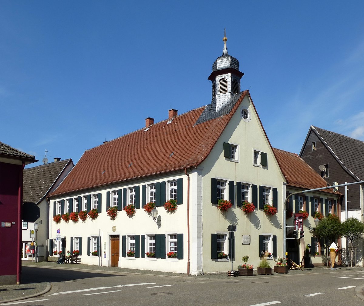 Klingenmnster, das Rathaus des ca.2300 Einwohner zhlenden Erholungsortes in der sdlichen Pfalz, gleichzeitig Geburtshaus des Schriftstellers August Becker (1828-91), Sept.2017