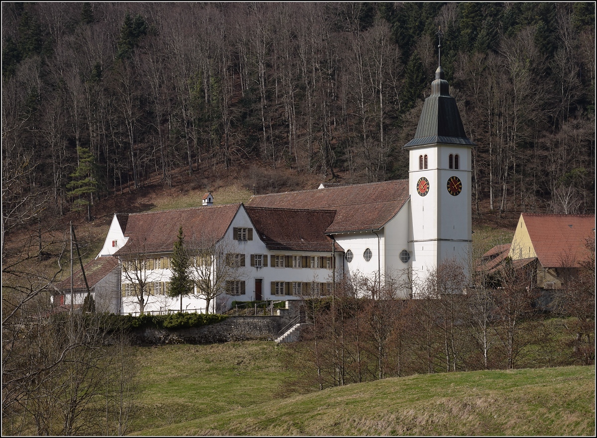 Kloster Beinwil ist eine Station des Jakobsweges, gut versteckt im Schweizer Jura. Trotz unzhliger Motorrder auf der etwas tiefergelegenen Passwangstrasse strahlt das Kloster eine unglaubliche Ruhe aus. Erstaunlicherweise leben hier drei Religionsgemeinschaften im gleichen Gebudekomplex. Beinwil, Mrz 2017.