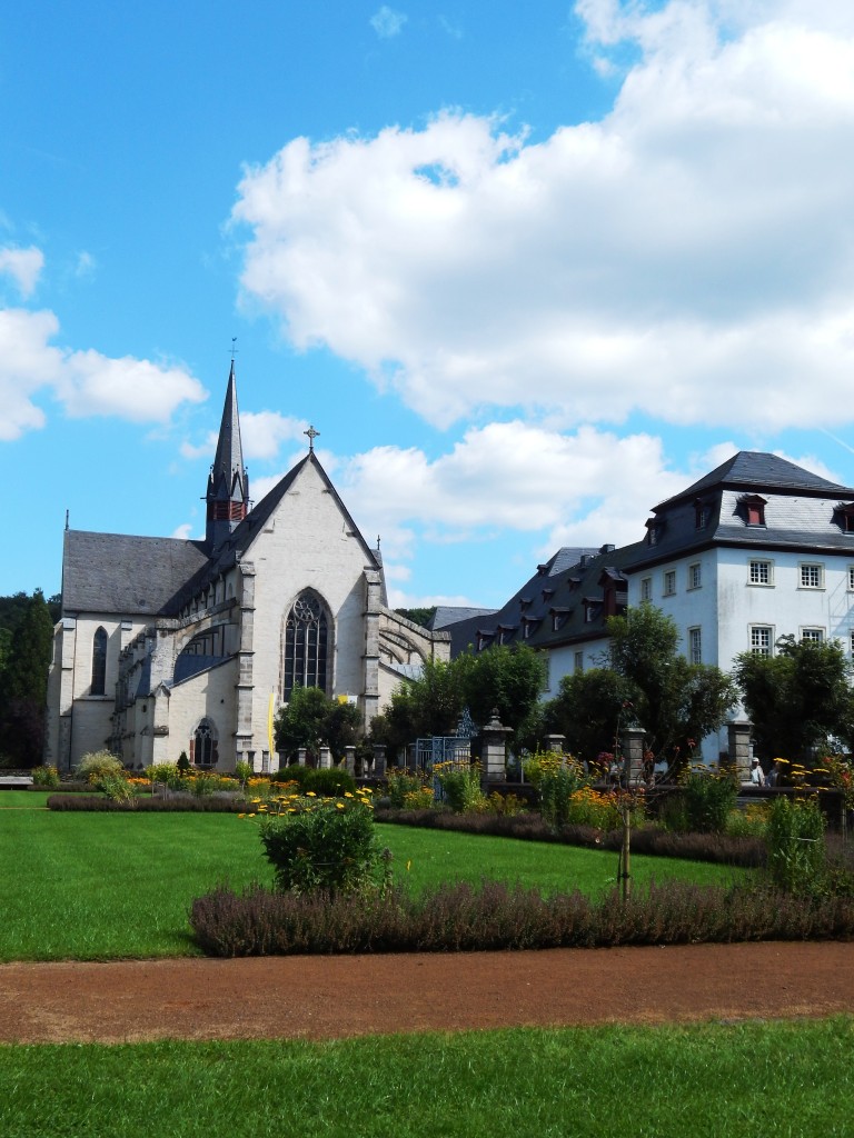 KLOSTER MARIENSTATT bei HACHENBURG/WESTERWALD-die Zisterzienser-Abtei,direkt am
Flsschen Nister gelegen und 1212 gegrndet,
hat in ihrer frhgotischen Basilika die grte Orgel des Westerwaldes...
hier am 27.8.2014