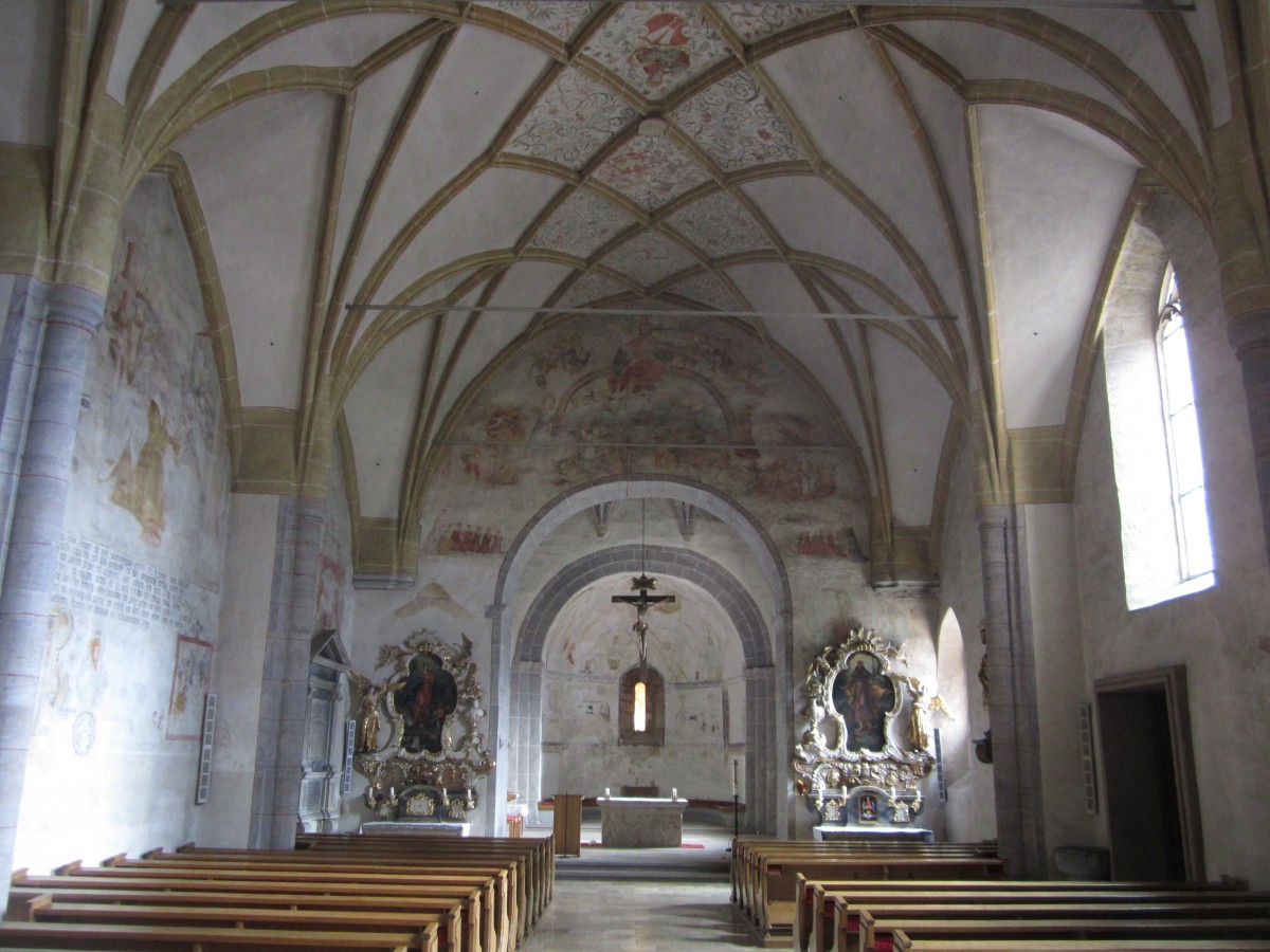 Knittelfeld, St. Johann der Tufer Kirche, Netzrippengewlbe, Einrichtung aus dem 
18. Jahrhundert (03.10.2013)