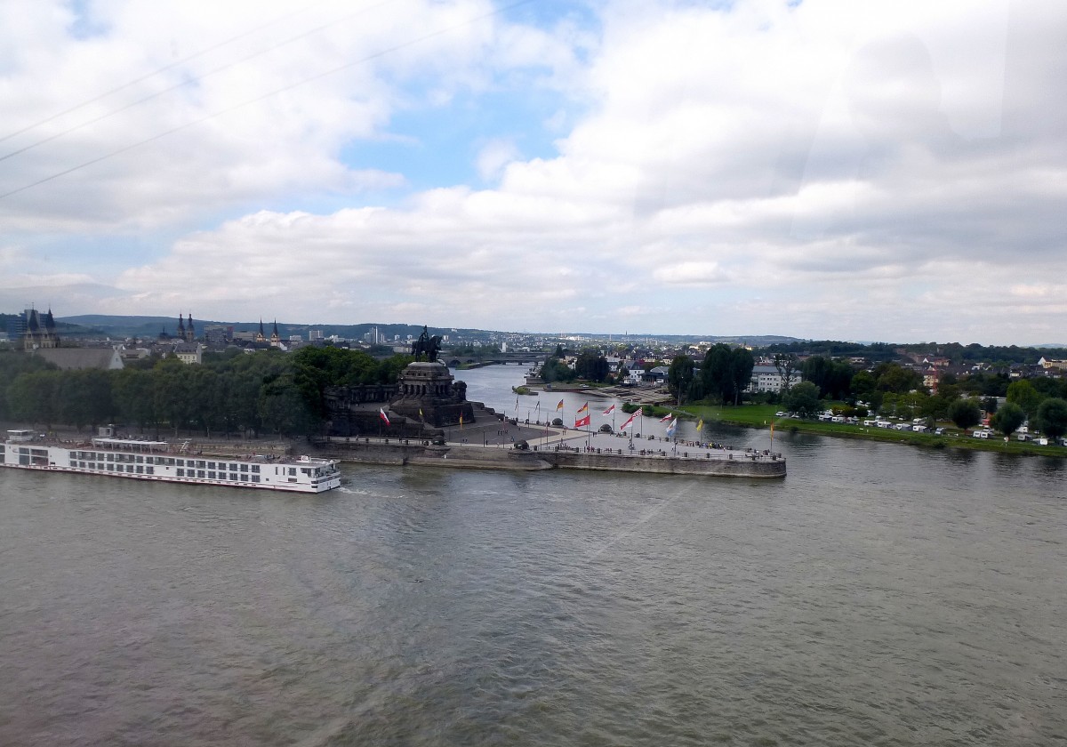 Koblenz, Blick aus der Seilbahngondel auf das Deutsche Eck mit dem Kaiser-Wilhelm-Denkmal und dem Moselzuflu rechts, Sept.2014
