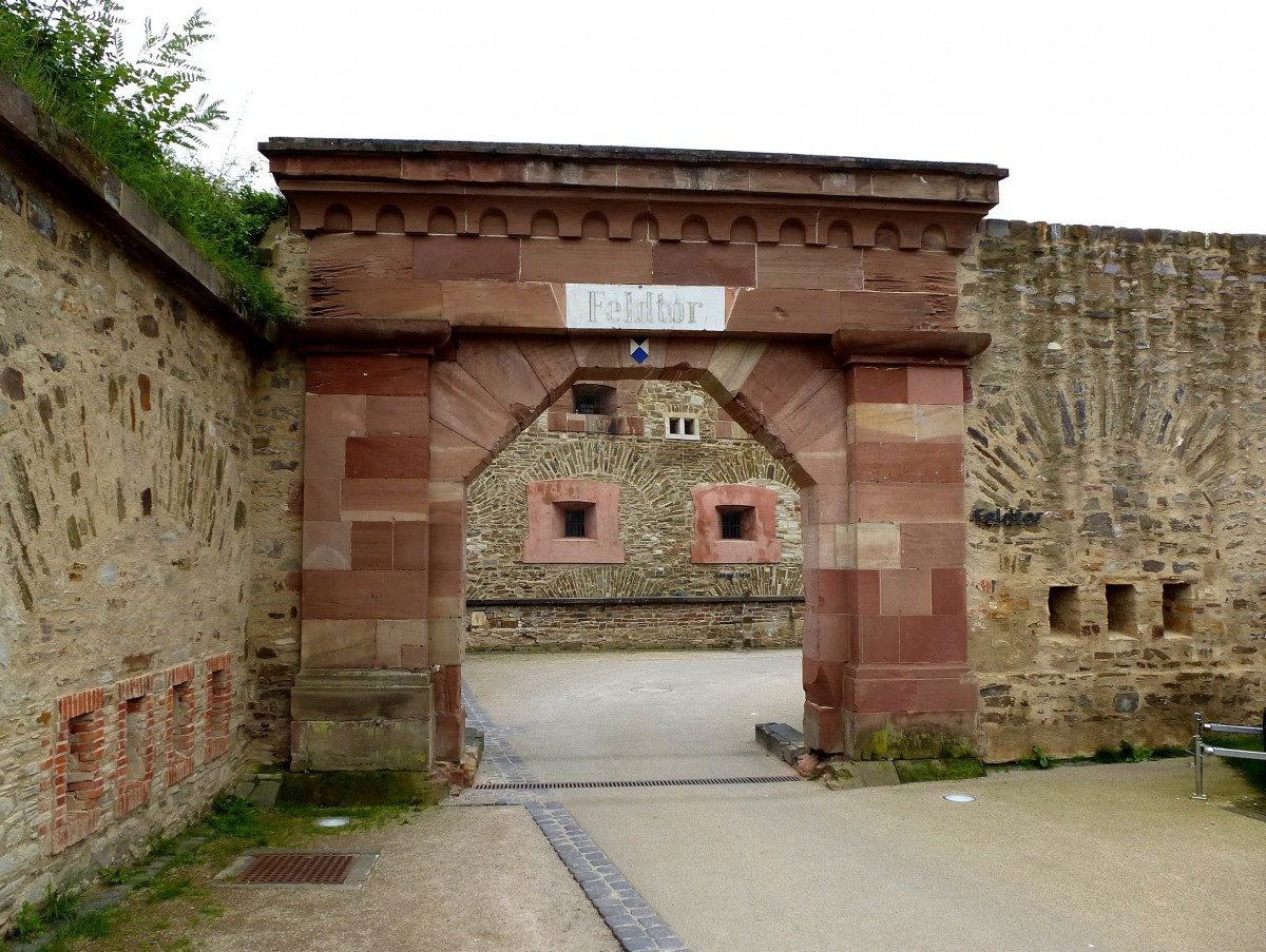 Koblenz, Festung Ehrenbreitstein, das Feldtor ist der Haupteingang vom ebenen Festungsvorfeld, die als uneinnehmbar geltende Festung wurde vom Knigreich Preuen 1817-28 erbaut, Sept.2014